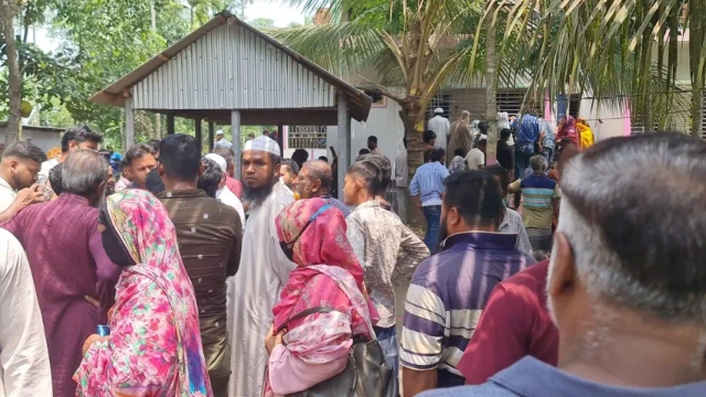 ঘটনাস্থলে উৎসুক জনতার ভিড়।