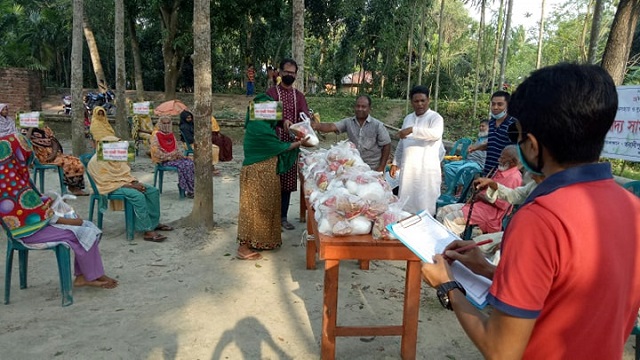 নাটোরের বড়াইগ্রামে ব্যক্তিগত অর্থায়নে পরিচালিত সমাজ কল্যাণ সংগঠনের ঈদ সামগ্রী বিতরণ