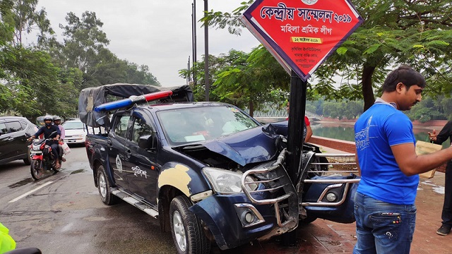 রাজধানীতে নিয়ন্ত্রণ হারিয়ে দুর্ঘটনার কবলে পুলিশের গাড়ি, আহত ২