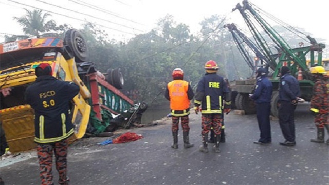 লক্ষ্মীপুরে ট্রাক-অটোরিকশার সংঘর্ষে একই পরিবারের ৬ জনসহ  ৭ নিহত