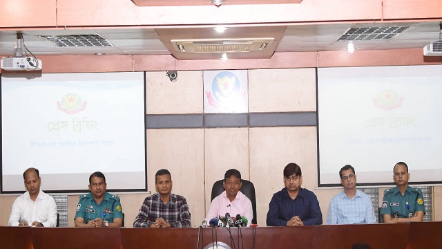 সংবাদ সম্মেলনে গোয়েন্দা পুলিশের উর্ধতন কর্মকর্তাগণ