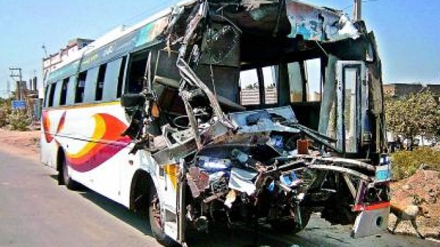 নিয়ন্ত্রণহীন বাসচাপায় ২ শ্রমিকের মৃত্যু