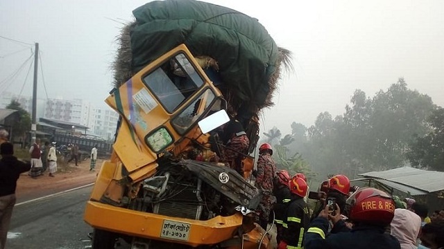 নওগাঁয় দাঁড়ানো ট্রাকে চলন্ত ট্রাকের ধাক্কা, নিহত ২