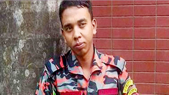 সোহেল রানাকে হারিয়ে কান্না করছে তার সহকর্মীরা 